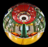 The Art of Science CMS, Kernforschung Teilchenphysik, CMS, CERN, Genf, Schweiz; Blick nach oben auf das LHC-Strahlrohr, das im CMS-Experiment verschwindet.