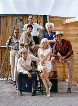 USA. Reno, Nevada. 1960. From left: Frank TAYLOR, Montgomery CLIFT, Eli WALLACH, Arthur MILLER, Marilyn MONROE, John HUSTON and Clark GABLE on the set of 'The Misfits'.
