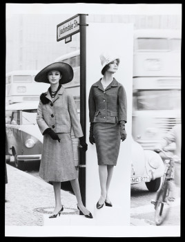 08 Regina Relang, Mode in der Strasse, Berlin 1961 © Münchner Stadtmuseum Sammlung Fotografie Archiv Relang