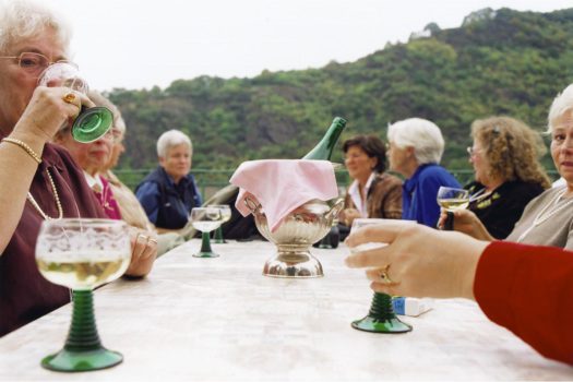 Aus Serie "Warum ist es am Rhein so schoen?". Damenrunde in Boppard, Deutschland, Rheinland-Pfalz. - Copyright Bernd Arnold. | The romantic part of the rhine river between Cologne and Mainz from the series "Warum ist es am Rhein so schoen". Women at the rhine promenade in Boppard, Germany, Europe. - Copyright Bernd Arnold.