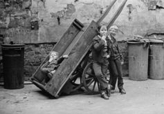 Aufnahmedatum: 1973Aufnahmeort: Berlin (Ost)Inventar-Nr.: Hd 3131-54Systematik: Kulturgeschichte / Fotografen / Heyden / Werke