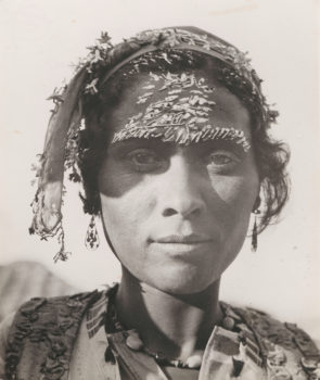 pf-lucia-moholy_zigeunerin-aus-skoplje_1930-1932_bauhaus-archiv_cvg-bild-kunst