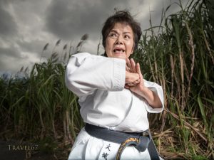 Nobuko Oshiro, Kyoshi, 8th dan Okinawa Karate-do Shorinryu, Taishinkan Association in den Zuckerrohrfeldern von Sashiki Town, Okinawa, 1/2.000 Sekunde bei f4.0 und ISO 400, Foto: © Chris Wilson