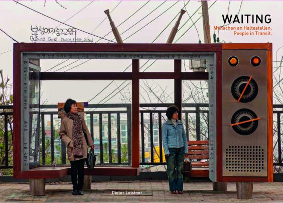 Waiting. Menschen an Haltestellen