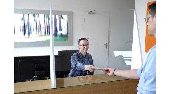 HALBE-Rahmen produziert Spuckschutz