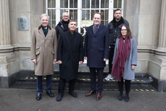 Claudia Roth folgt Grütters