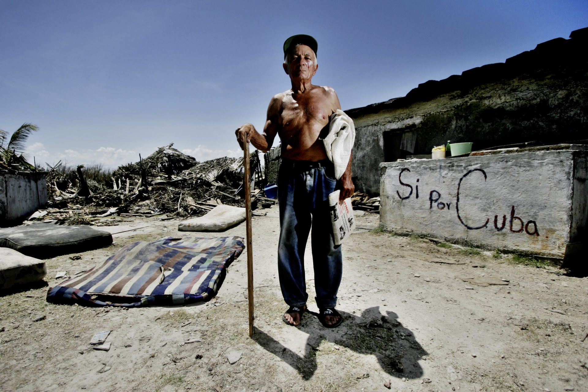 Roberto Reyes Velazquez steht in der Ruine seines Hauses,z erstört duch den Hurrikan Ike, 2008| Bildquelle: © Sven Creutzmann | Bilder sind in der Regel urheberrechtlich geschützt