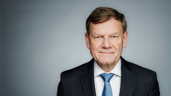 wadephul Minister im Goldrahmen