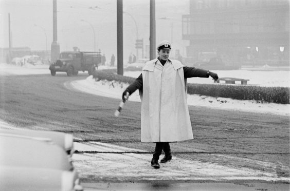 Thomas Billhardt, Alexanderplatz, Berlin, 1961 © Thomas Billhardt, CAMERA WORK Gallery Thomas Billhardt – Die Augen weit offen